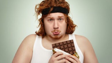 Persona oliendo chocolate en el gimnasio, demostrando el experimento de la Universidad Malaya