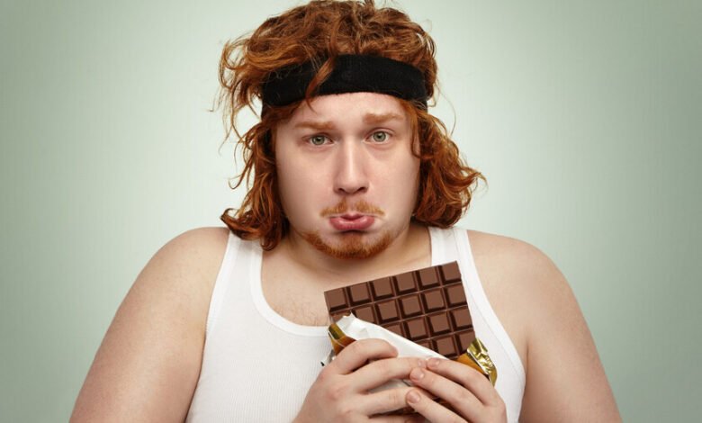 Persona oliendo chocolate en el gimnasio, demostrando el experimento de la Universidad Malaya