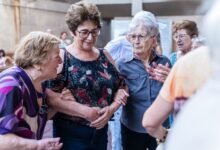 Grupo de personas mayores caminando en un campo gallego, símbolo de la longevidad de la región