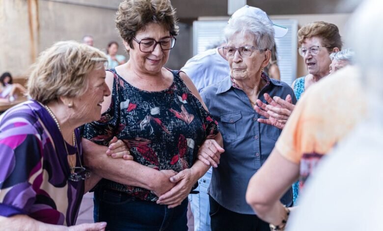 Grupo de personas mayores caminando en un campo gallego, símbolo de la longevidad de la región