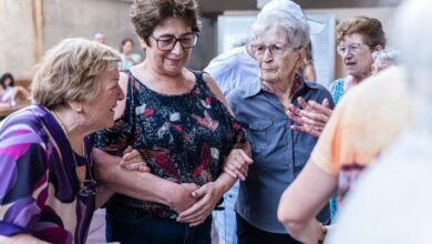 Imagen de centenarios gallegos disfrutando de la vida al aire libre