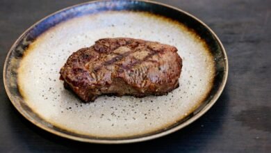 Chuletón de vaca a la parrilla sobre tabla de madera
