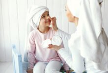 niña aplicando cosméticos en la rutina de belleza