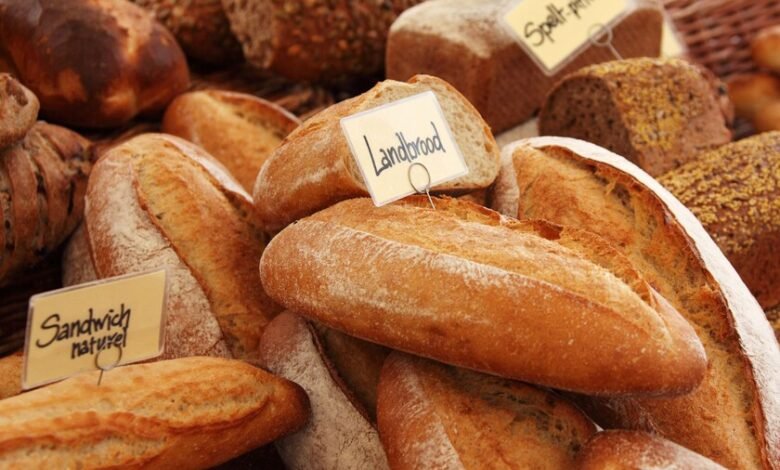 Rebanada de pan integral sobre mesa, simbolizando el gluten y la dieta sin gluten