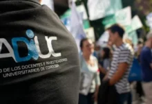 Manifestación de docentes universitarios en la Plaza San Martín durante el paro convocado por ADIUC