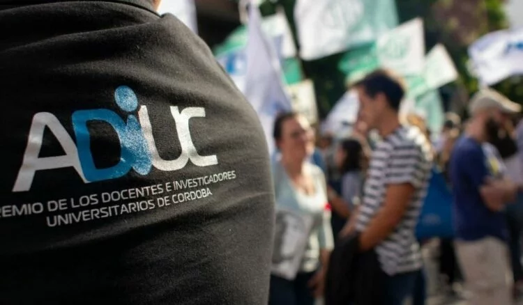 Manifestación de docentes universitarios en la Plaza San Martín durante el paro convocado por ADIUC