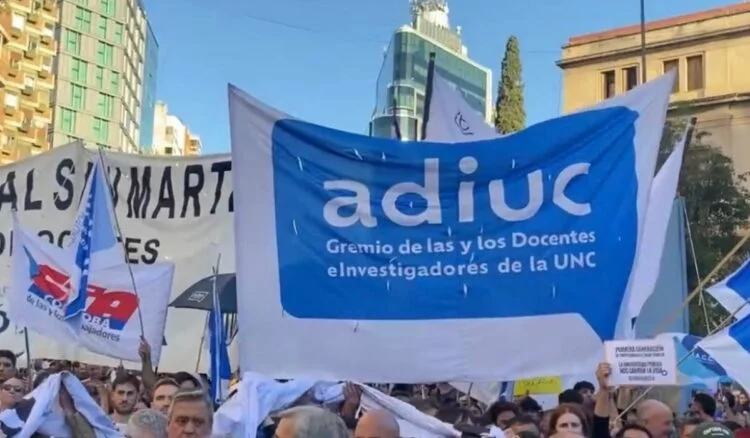 Manifestación de docentes y estudiantes de la Universidad Nacional de Córdoba durante el paro del 8 de septiembre