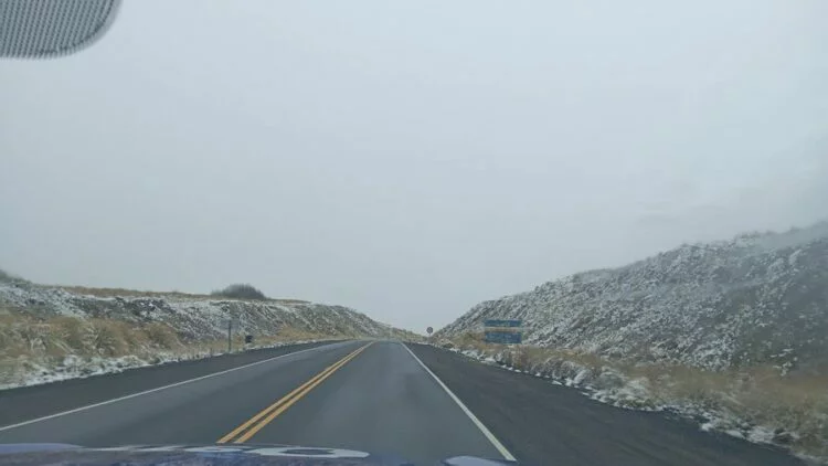 Camino de las Altas Cumbres cubierto de hielo y aguanieve tras la reapertura