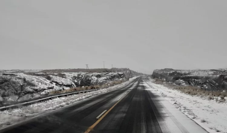 Capa de nieve cubriendo la ruta provincial E‑34 en las Altas Cumbres, Córdoba