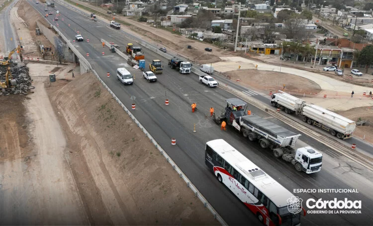 Viaducto de 850 metros del altonivel Malvinas en construcción sobre la Ruta 19