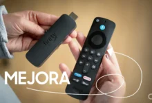 Amazon Fire TV Stick conectado a la TV con pantalla de inicio