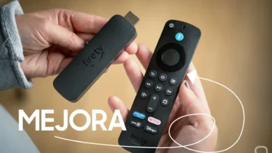 Amazon Fire TV Stick conectado a la TV con pantalla de inicio