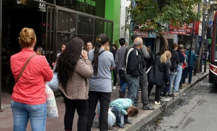 Asamblea de la UTA frente a la sede de TAMSE en Córdoba durante la medida de fuerza de los colectivos