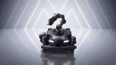 Robot cortacésped AstraX de MOVA con brazo robótico Knot 80 en acción sobre un jardín