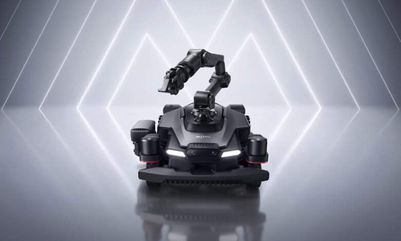 Robot cortacésped AstraX de MOVA con brazo robótico Knot 80 en acción sobre un jardín