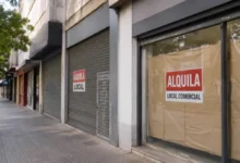 Fachada de una calle del centro de Córdoba con locales comerciales vacíos y carteles de 'Se alquila'