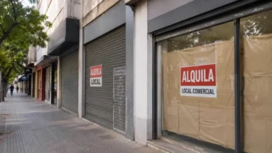 Fachada de una calle del centro de Córdoba con locales comerciales vacíos y carteles de 'Se alquila'