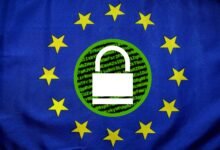 Bandera de la Unión Europea rodeada de íconos digitales como redes sociales, videojuegos y chatbots de IA