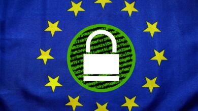 Bandera de la Unión Europea rodeada de íconos digitales como redes sociales, videojuegos y chatbots de IA