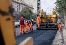 Obras viales en Córdoba: trabajadores y maquinaria en una calle pavimentada