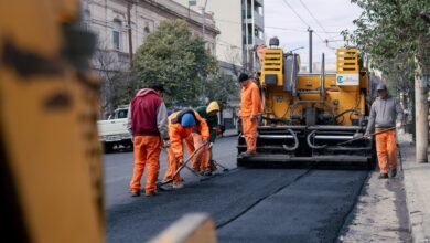 Obras viales en Córdoba: trabajadores y maquinaria en una calle pavimentada