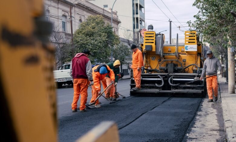 Obras viales en Córdoba: trabajadores y maquinaria en una calle pavimentada