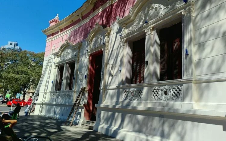 Fachada de la Casa Radical en Córdoba antes de la pintura blanca