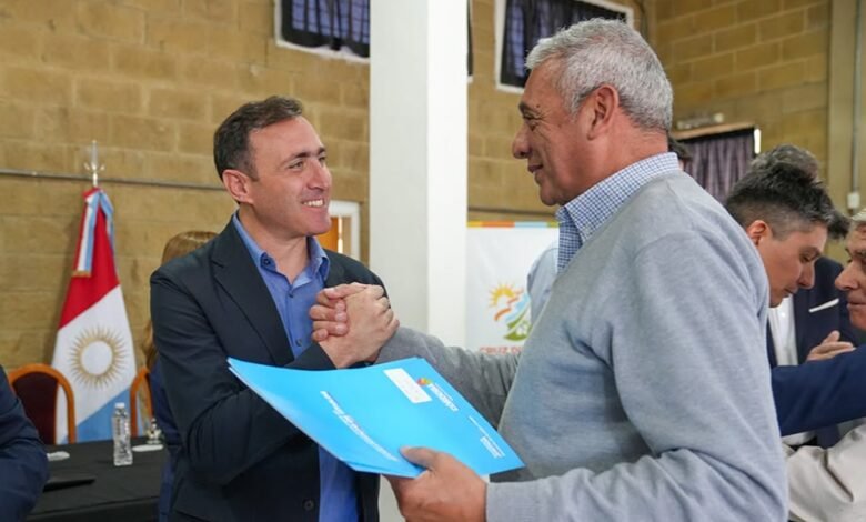 Entrega de resoluciones posesorias a familias en Cruz del Eje, Córdoba
