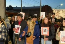 Manifestación familiar por Agostina Vega en la esquina de Juan del Campillo y Avellaneda, Córdoba