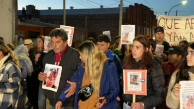 Manifestación familiar por Agostina Vega en la esquina de Juan del Campillo y Avellaneda, Córdoba