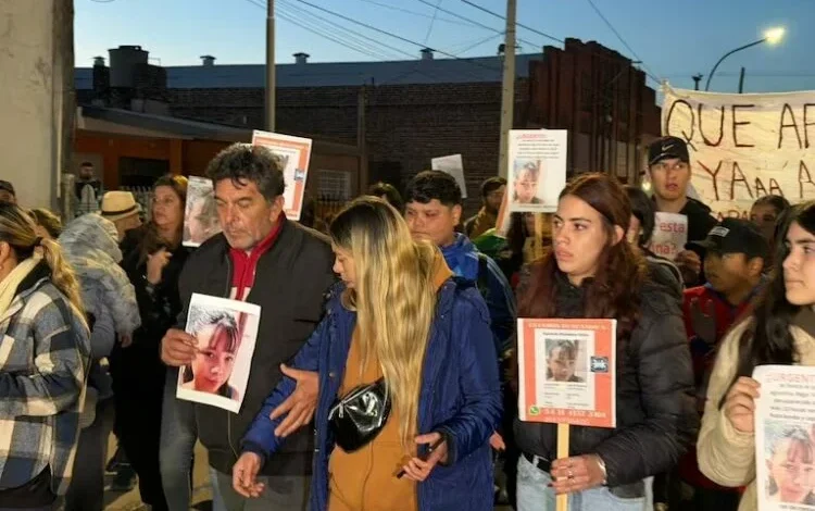 Manifestación familiar por Agostina Vega en la esquina de Juan del Campillo y Avellaneda, Córdoba