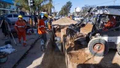 Obra cloacal en Av. Fuerza Aérea, Córdoba, con maquinaria y tuberías en construcción