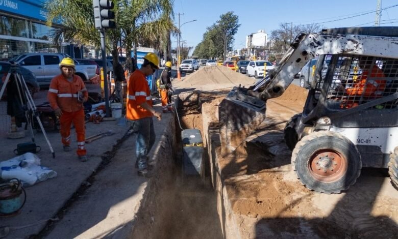 Obra cloacal en Av. Fuerza Aérea, Córdoba, con maquinaria y tuberías en construcción