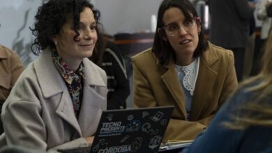 Docentes cordobeses trabajando en una clase de programación durante el curso TecnoPresente