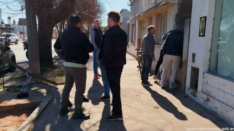 David Jesús Rivero frente al juzgado de la Cámara del Crimen de Bell Ville tras la sentencia