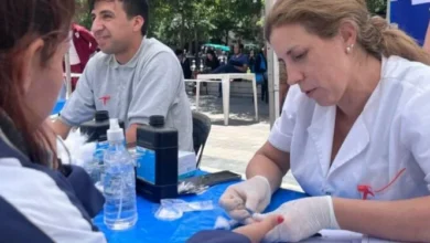 Personal de salud realizando pruebas de VIH y sífilis en un CPC de Córdoba