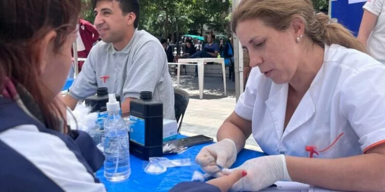 Personal de salud realizando pruebas de VIH y sífilis en un CPC de Córdoba