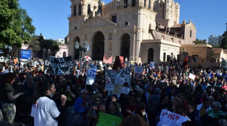Manifestantes reunidos en Plaza San Martín, Córdoba, durante la movilización por la prórroga de la Ley de Emergencia en Discapacidad