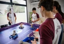 Estudiantes del Instituto Técnico Adrián P. Urquía ajustando su robot de competición en General Deheza