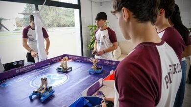Estudiantes del Instituto Técnico Adrián P. Urquía ajustando su robot de competición en General Deheza