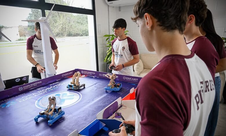 Estudiantes del Instituto Técnico Adrián P. Urquía ajustando su robot de competición en General Deheza