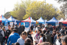 Jornada del programa Córdoba Cerca Tuyo en la Plaza Fray Mamerto Esquiú, Pilar, con puestos de trámites y escenario musical