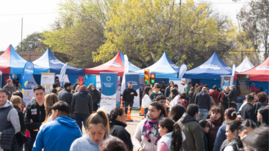 Jornada del programa Córdoba Cerca Tuyo en la Plaza Fray Mamerto Esquiú, Pilar, con puestos de trámites y escenario musical