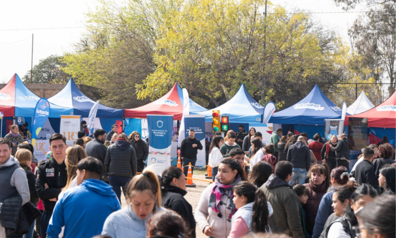 Jornada del programa Córdoba Cerca Tuyo en la Plaza Fray Mamerto Esquiú, Pilar, con puestos de trámites y escenario musical