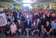 Feriantes de Córdoba recibiendo información sobre créditos sin intereses del Banco de la Gente