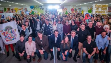 Feriantes de Córdoba recibiendo información sobre créditos sin intereses del Banco de la Gente