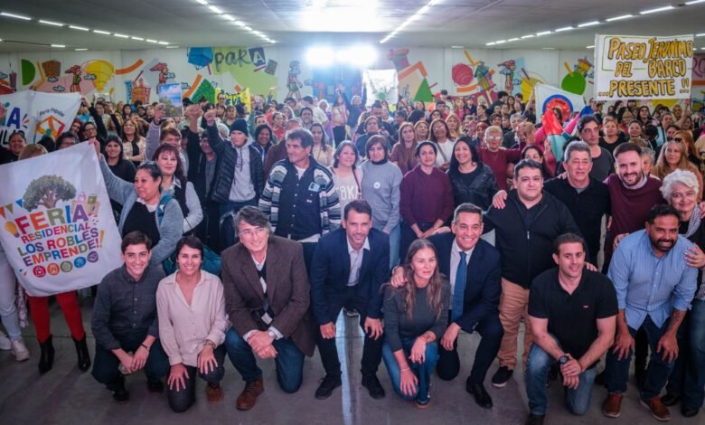 Feriantes de Córdoba recibiendo información sobre créditos sin intereses del Banco de la Gente