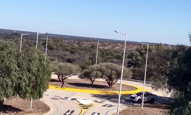 Vista panorámica del dique Cruz del Eje y obras del nuevo camino turístico