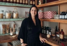 Yamila Cicaré trabajando en la elaboración de velas de soja en Almacén de Velas by Usha, Córdoba