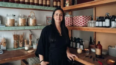 Yamila Cicaré trabajando en la elaboración de velas de soja en Almacén de Velas by Usha, Córdoba